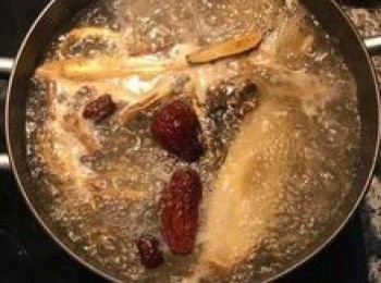 step6: 煮滾後放鹽和白胡椒粉；