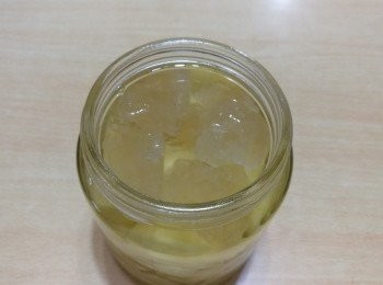 step3: 菠蘿、冰糖和雙蒸純米酒放進玻璃瓶內，酒要浸過菠蘿肉。