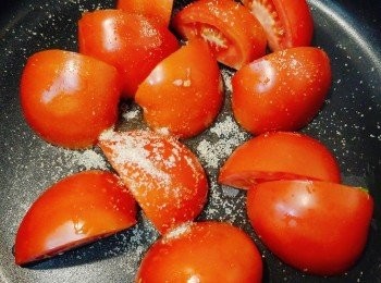 step8: 原鑊加入蕃茄和糖略炒至微軟。