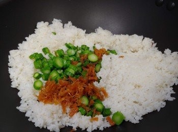 step5: 下半份瑤柱絲及芥蘭粒兜炒均勻