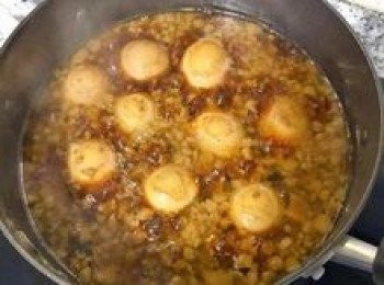 step10: 開蓋試味道調整，接著放入水煮蛋，小火持續再滾20分鐘，關火燜到降溫，