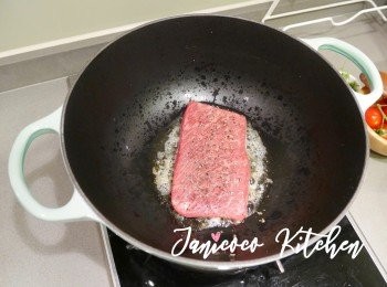 step4: 將百里香放進鍋子裡爆香。把牛扒放鍋子中間，不要移動牛扒，1.5cm厚度需要7成熟Medium Well大約煎1分鐘。