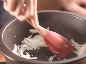 step1: 熱鍋後，將大蒜、洋蔥下鍋爆香。