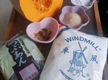 step1: 預備材料。南瓜先去皮去籽切件。