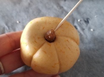 step11: 稍稍壓扁後，用牙籤壓痕做出南瓜造型，放上提子乾作南瓜蒂。