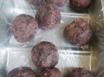step2: 先將豆沙搓成30g一粒，放入冰格。(雪硬方便包入餡造型)