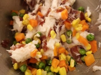 step3: 將墨魚滑、臘腸粒和雜菜粒混合，再加少許胡椒粉攪勻。