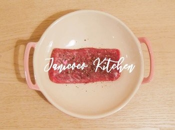 step2: 在煎前5分鐘，把牛扒水分抹乾，並用黑胡椒和鹽醃牛扒兩面。