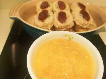 step5: 將粟米蓉煮熱後加鹽攪勻，再淋在福袋碟中。