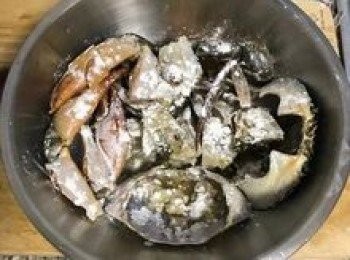 step4: 取一大鍋將切好的螃蟹放入，撒些麵粉在螃蟹上。