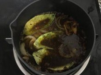 step8: 倒入醬油+油膏+米酒煮滾。