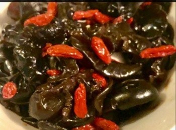 step4: 將雲耳，老陳醋，生抽，蒜蓉，糖，杞子和麻油，放在碗內拌勻後，再放入雪櫃內便可。




想知道我更多食譜，可去我Facebook 專頁。
https://m.facebook.com/carlineki/