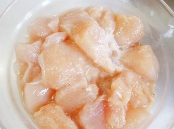 step3: 雞塊用<span class="group_2">醃料</span>醃約15分鐘。(依序加入:胡椒粉+味醂+日式醬油+薑汁+粟粉+油)