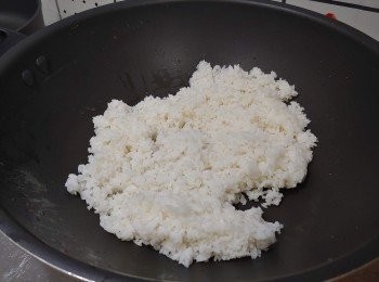 step4: 燒熱少許油，下飯粒兜炒至飯粒鬆散