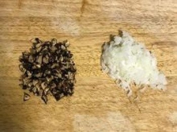 step3: 香菇和洋蔥切丁；