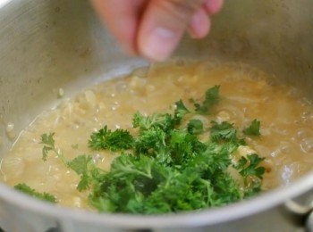 step5: 在餘下的湯汁上加入低鹽雞湯粒, 蕃茜以及按個人喜愛的濃度加入白酒, 最後再這些湯汁倒在青口上便可