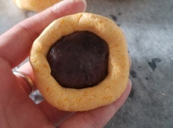 step8: 並釀入豆沙餡。