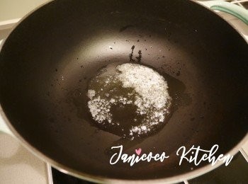 step3: 下油開鍋，等待鍋子變高溫。可以嘗試加一滴水進鍋子，如果明顯的喳一聲即可。（小心不要被噴到哦）