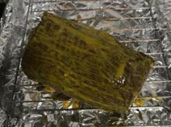 step7: 趁熱抹上足量的法式黃芥末，放涼備用。