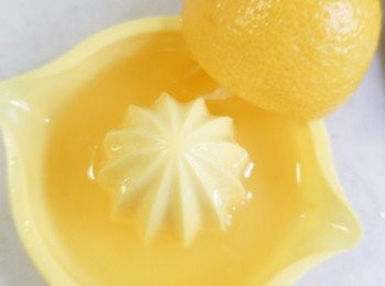 step3: 擠出檸檬汁。