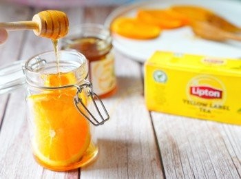 step4: 杯內放入適量糖漬橙片，再倒入冰凍的紅茶，即可飲用。