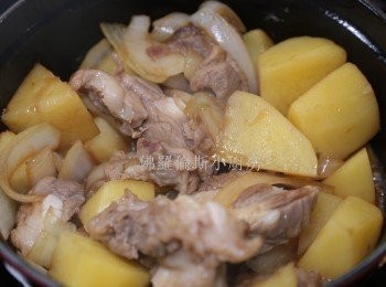 step2: 加入洋蔥及薯仔略炒