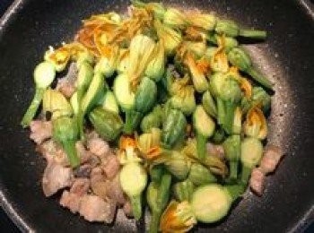 step5: 加入櫛瓜花拌炒；