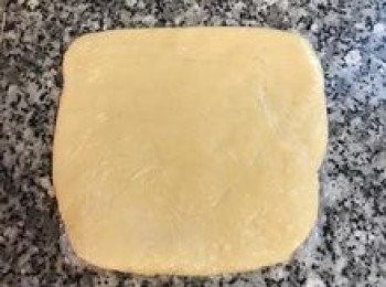 step4: 接著倒入全蛋與牛奶混合液，用攪拌棒混勻到沒有液體，並以壓翻的放式讓派皮均勻。不要揉喔！用壓的派皮才會酥喔！！
壓勻成糰後就用保鮮膜包起來，並用手將麵糰壓扁成厚度均勻的正方型或圓型。放冷凍冰鎮10分鐘。