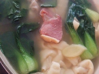 step9: 吃之前可以放入洗乾淨的小棠菜煮1-2分鐘即可。