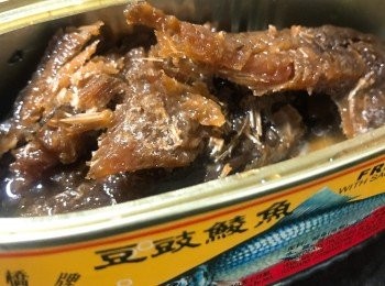 step3: 將豆豉鯪魚用筷子弄散。