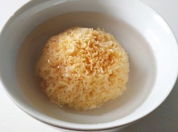 step2: 把雪耳浸30分鐘