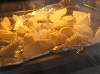 step2: 放入蒸爐以氣炸模式用180度焗20分鐘 (以氣炸鍋亦可) , 如家中沒有氣炸鍋, 可放油鑊以中慢火炸至8成熟, 撈起; 待1分鐘, 再放入鑊炸30秒, 撈起瀝乾多餘油份.