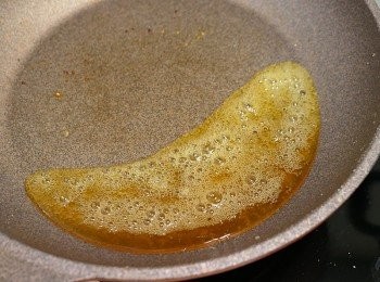 step4: 待糖溶化成液體後, 用摌子輕輕攪拌, 轉慢火煮至顏色變焦糖色.