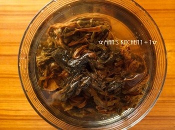 step1: 首先把梅干菜泡水(約10~15分鐘)，洗淨後備用。