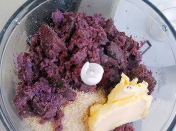 step2: 將紫薯、煉奶、糖和牛油放入食物處理器打至勻和。