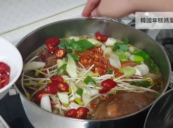 step14: 放入大豆芽菜、青蒜和紅辣椒，煲十五分鐘。