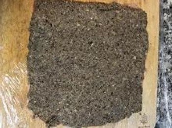 step1: 香菇類先切細，平底鍋放少許油炒香ㄧ顆量的蒜末，放入菇末拌炒到水份蒸發，最後用鹽與黑胡椒粉調味，起鍋鋪平在烤盤上放涼備用。