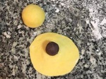 step14: 麵糰桿成中間厚週圍薄的麵皮，包入<span class="group_3">內餡</span>後收口捏緊朝下放置；將8顆都先包入<span class="group_3">內餡</span>；