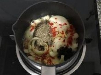 step6: 倒入半顆洋蔥、蒜末、薑片、辣椒末、黑胡椒粉和豆鼓拌炒出香味；