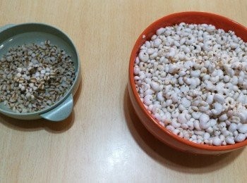 step2: 生薏米和熟薏米浸一小時。