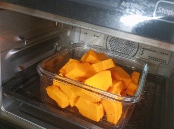 step3: 南瓜放入蒸爐(中火)蒸約15分鐘。