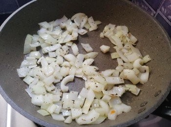 step4: 和少许的意大利香草炒至软身。