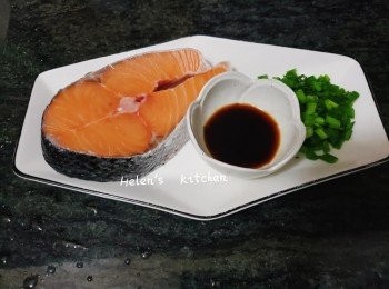 step1: 三文魚解凍洗淨瀝乾，洒少許鹽醃 30 分鐘，備用