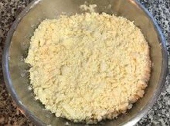 step3: 先用手將奶油與麵粉混在一起，讓麵粉包住奶油，再將奶油捏扁，