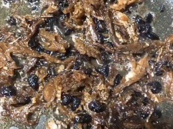 step4: 白鑊，放入豆豉鯪魚爆香。（無需額外加油否則會太肥膩）