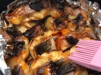 step3: 將白鱔轉向另一面，掃上鰻魚汁料燒6分鐘。