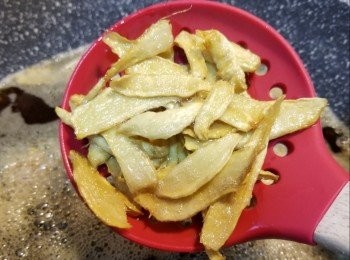 step4: 然後熄火灘凍,取出薑片,將薑片入盒放入雪櫃保存,待要食時才取出食用,但不要存放時間太長,當薑片放至變壞就不要食用,麻油亦一樣處理,用樽裝起用作撈麵或煮餸用...