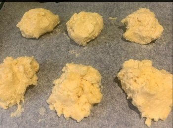 step3: 牛油切成小粒，放入麵粉內，用手將牛油粒與麵粉混合至木糠狀，加入淡奶拌勻，將麵糊放入雪櫃雪約10-15分鐘鬆弛。