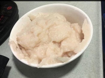 step3: 魚蓉加鹽及生粉打至起膠