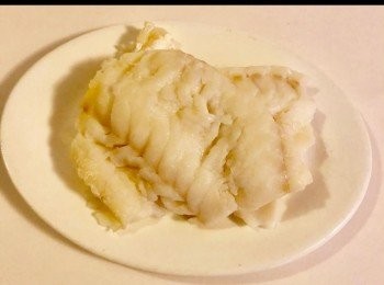 step4: 將它隔水蒸約15分鐘，待涼後拆去魚刺備用。